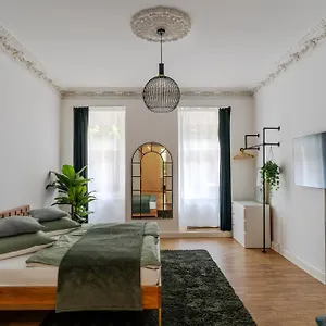 Stylische Altbauwohnung Zentral In Kreuzberger Kiezlage , Berlin Germany